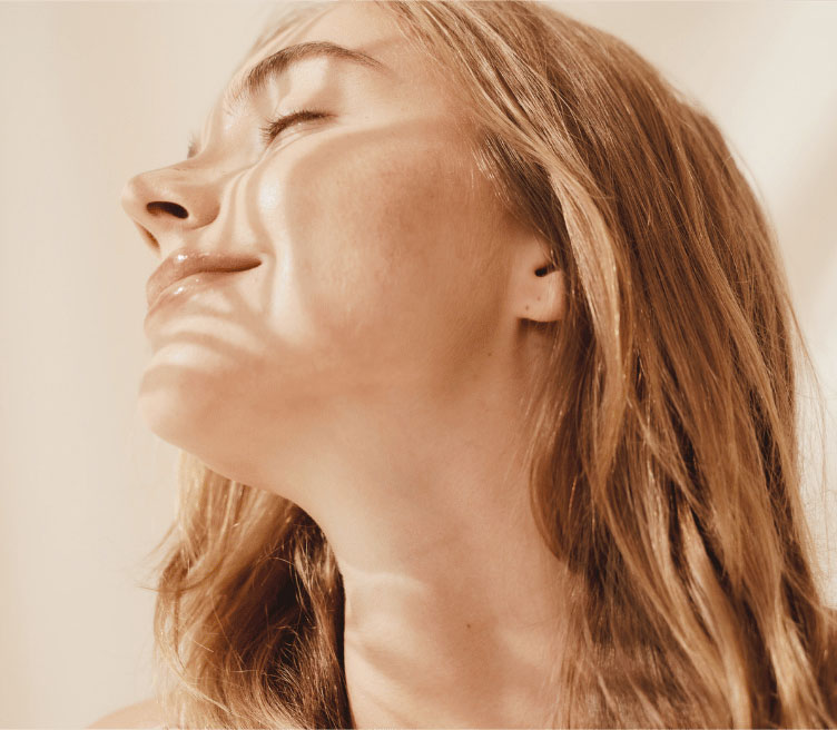 Retrato de perfil de una mujer con luz suave proyectando sombras en su rostro.