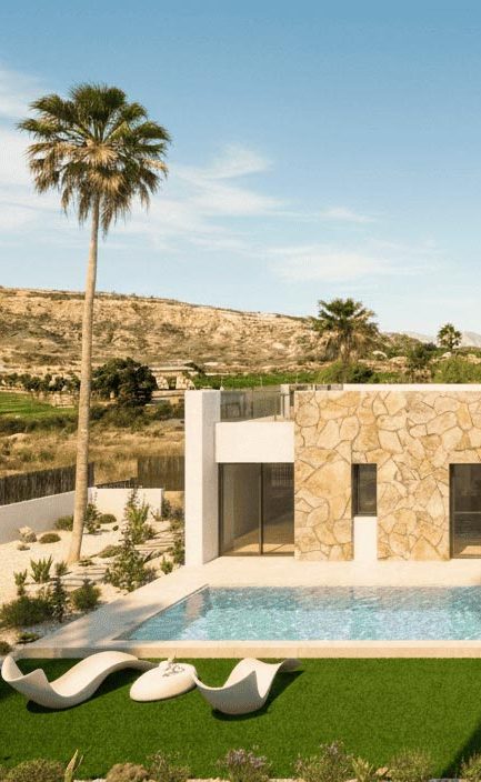 Casa moderna con piscina, rodeada de paisajes y una palmera alta al fondo.