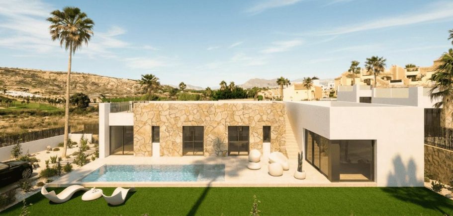 Casa moderna de una planta con piscina, palmera y entorno natural, ubicada em La Finca Golf
