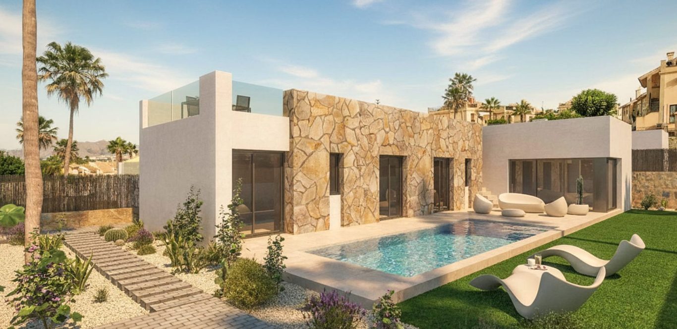 Casa moderna en La Finca Golf con fachada de piedra, piscina, solarium y amplio jardín, rodeada de palmeras.