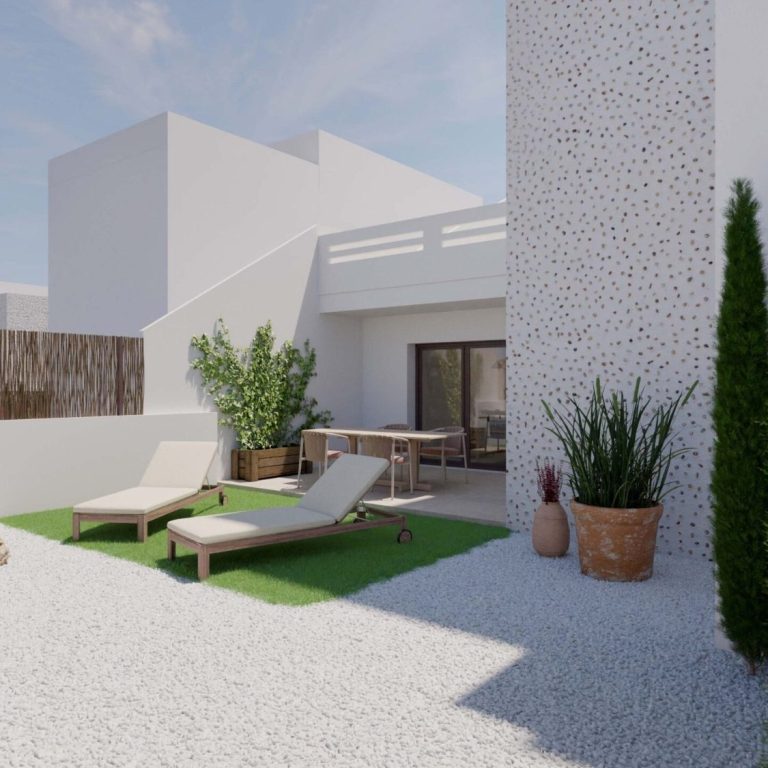 Espacio exterior moderno con tumbonas, mesas y plantas en un entorno minimalista.